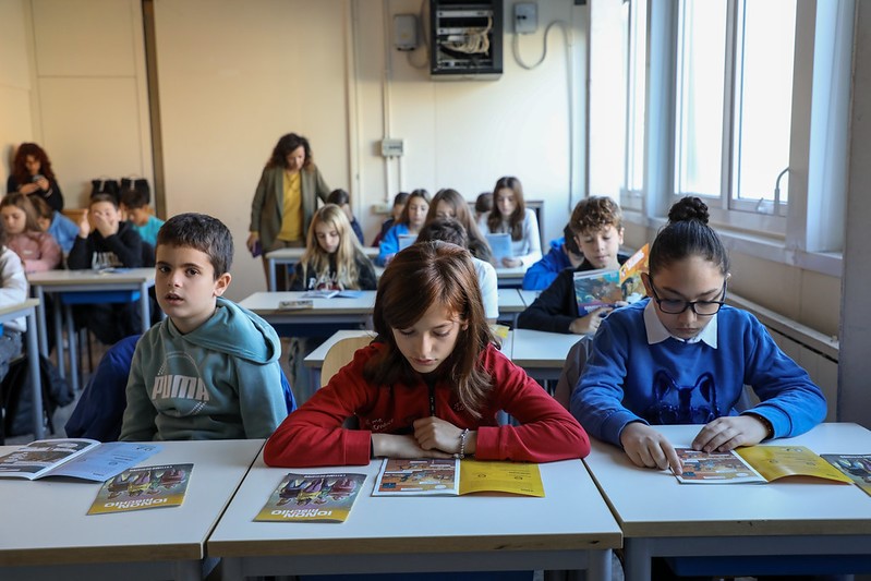 Gli studenti leggono in classe il fumetto L'Attimo decisivo