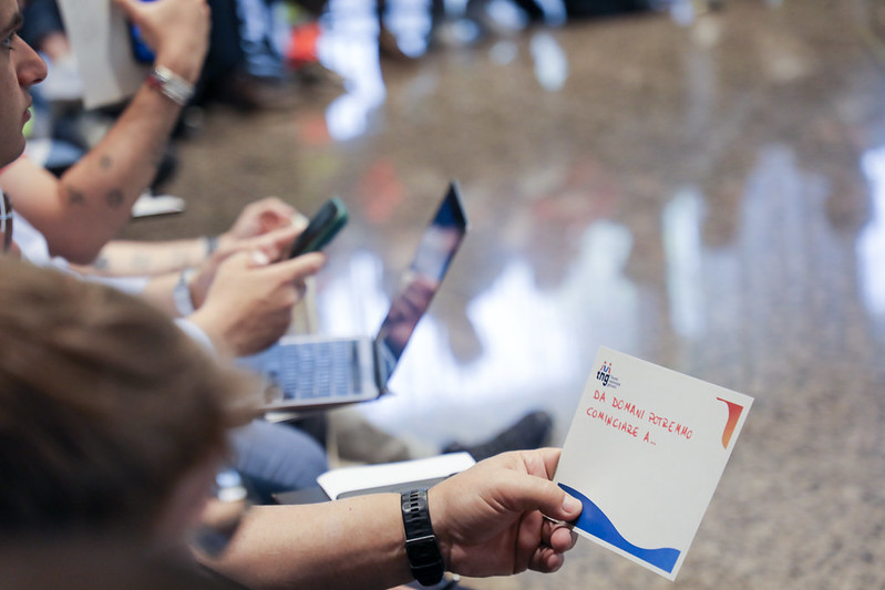 Un partecipante del Tavolo nazionale giovani con un cartoncino in mano