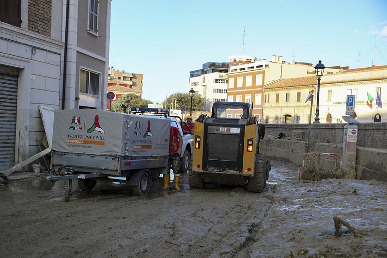 Senigallia (AN), 19 settembre 2022 - Uomini e mezzi del sistema di protezione civile al lavoro per rimuovere fango e detriti dopo l'alluvione che colpito le Marche il 15 settembre 2022