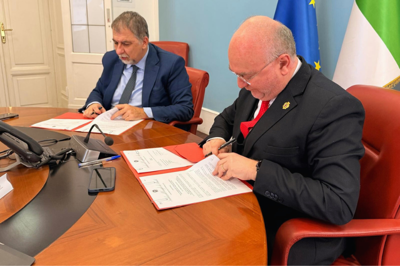 il capo dipartimento Ciciliano e il Presidente della croce rossa italiana firmano convenzione