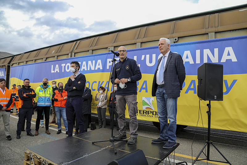 Prato, 8 aprile 2022 – Il capo del Dipartimento della Protezione Civile Fabrizio Curcio alla partenza del treno merci speciale di aiuti umanitari per l’Ucraina organizzato dalla Regione Toscana insieme al Gruppo Fs e all’Interporto della Toscana centrale.