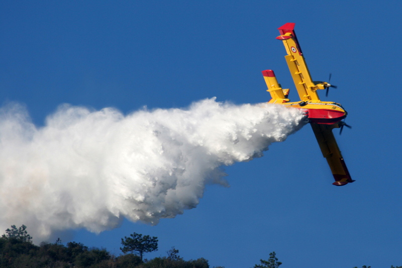 Canadair in azione su un incendio boschivo