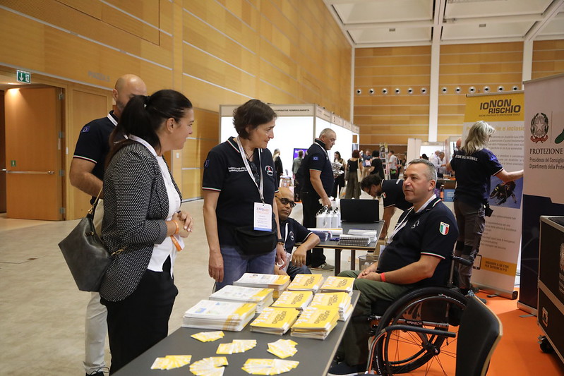 Visitatori dell'EXPO AID chiedono informazioni su disabilità e protezione civile