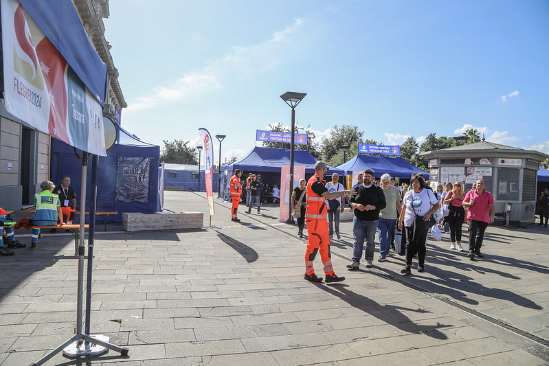 cittadini presso area di incontro durante exe campi flegrei 2024