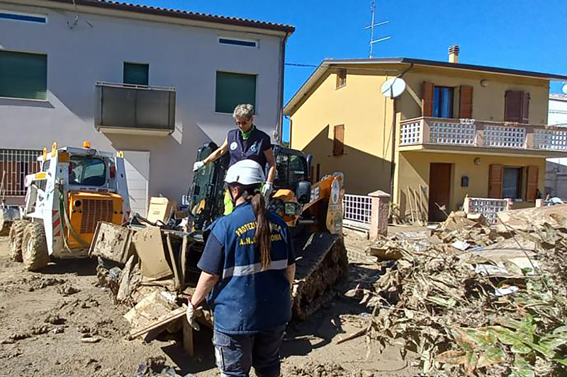 Alluvione Marche: volontari di protezione civile impegnati nella rimozione di fango e detriti ad Ostra