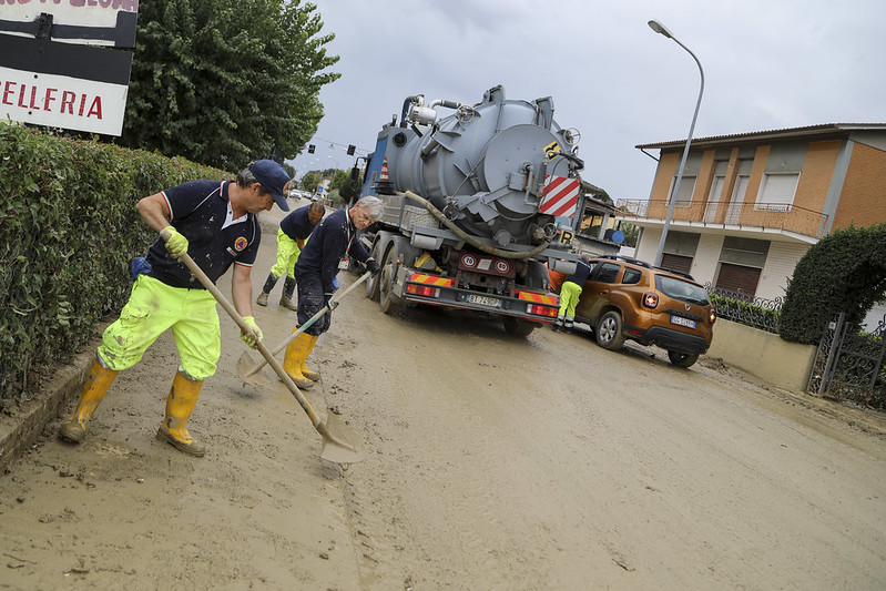 Alluvione Marche - Alcuni volontari ripuliscono dal fango le strade di Ostra
